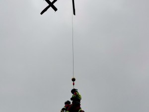 FOTO: Naštěstí jen nanečisto. Jihlavská letecká záchranka trénovala podvěsy