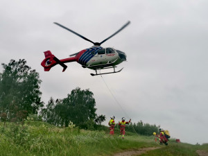 FOTO: Naštěstí jen nanečisto. Jihlavská letecká záchranka trénovala podvěsy