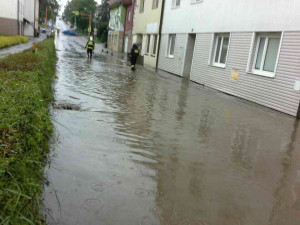 Silný déšť přidělává vrásky hasičům i dnes. Rybník Brychťák hrozí, že přeteče