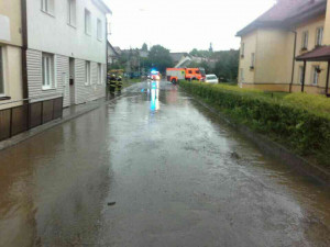 Silný déšť přidělává vrásky hasičům i dnes. Rybník Brychťák hrozí, že přeteče