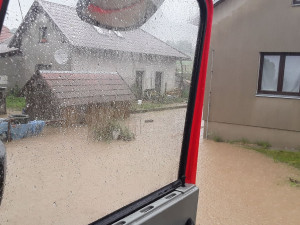 Silný déšť přidělává vrásky hasičům i dnes. Rybník Brychťák hrozí, že přeteče