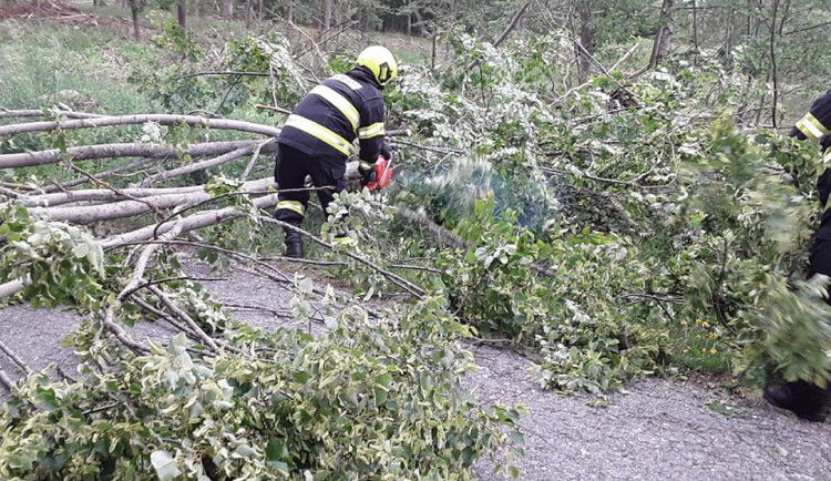 Vysočinu zasáhla bouřka. Hasiči řešili povodeň a evakuaci 11 lidí 
