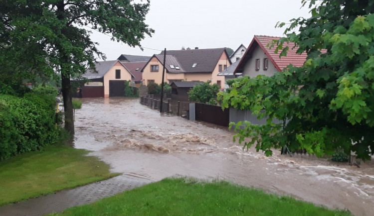 Silný déšť přidělává vrásky hasičům i dnes. Rybník Brychťák hrozí, že přeteče