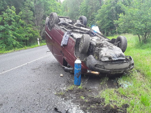 Záchranáři vyjížděli k nehodě u Kostelce. Auto skončilo na střeše, jeden člověk se zranil