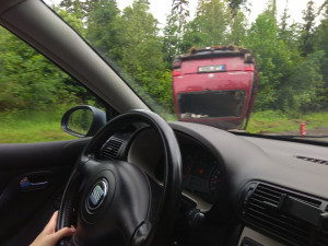 Záchranáři vyjížděli k nehodě u Kostelce. Auto skončilo na střeše, jeden člověk se zranil