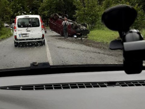 Záchranáři vyjížděli k nehodě u Kostelce. Auto skončilo na střeše, jeden člověk se zranil