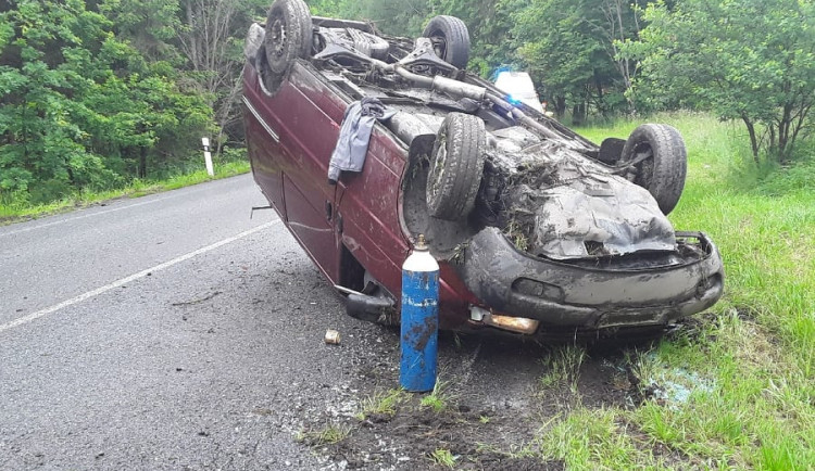Záchranáři vyjížděli k nehodě u Kostelce. Auto skončilo na střeše, jeden člověk se zranil