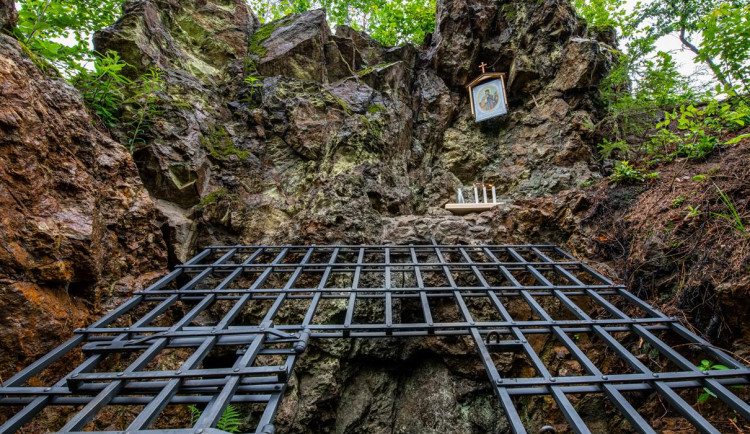 U Hybrálce se otevřela opravená štola sv. Jana Nepomuckého. Dočkala se i požehnání