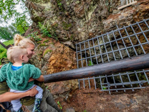 Farář požehnal opravené štole u Hybrálce. Byla otevřena v roce 1776