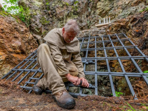 Farář požehnal opravené štole u Hybrálce. Byla otevřena v roce 1776