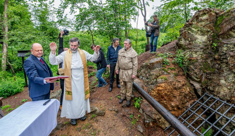 Farář požehnal opravené štole u Hybrálce. Byla otevřena v roce 1776