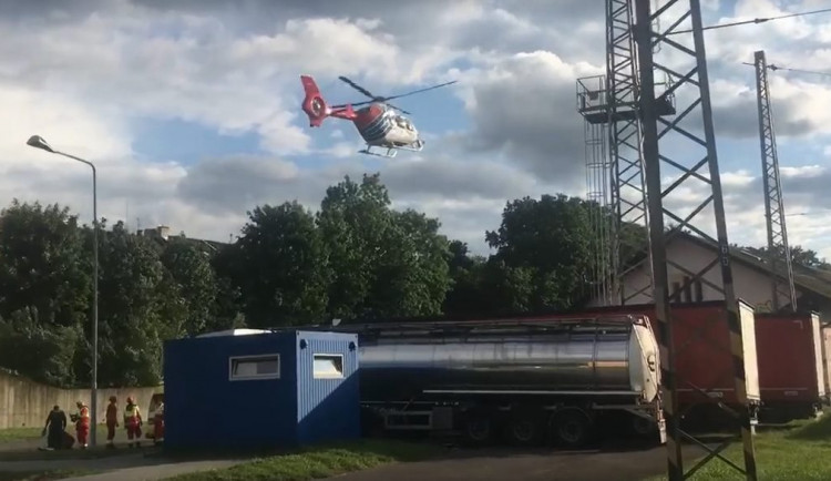 Třináctiletá dívka v Jihlavě lezla na vagon. Skončila s popáleninami v brněnské nemocnici