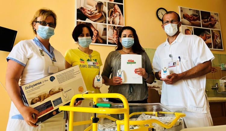 Novorozenci v Jihlavě mají nové monitory dechu. Přístroje se musí pravidelně obměňovat