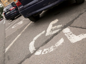 POLITICKÁ KORIDA: Je zpřísnění pro užívání invalidních parkovacích míst v Jihlavě správným krokem?