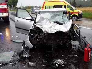 Čelní střet osobního auta s dodávkou si vyžádal jeden život, druhý řidič je těžce zraněný