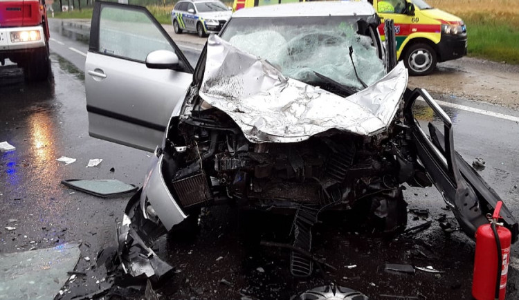 Čelní střet osobního auta s dodávkou si vyžádal jeden život, druhý řidič je těžce zraněný