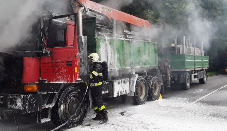 Hasiči si rychle poradili s ohlášeným požárem kabiny nákladního auta