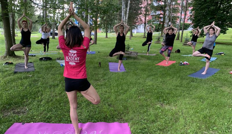 Jóga v Jihlavě pod širým nebem a zdarma? Přijďte vždy v neděli na Skalku 