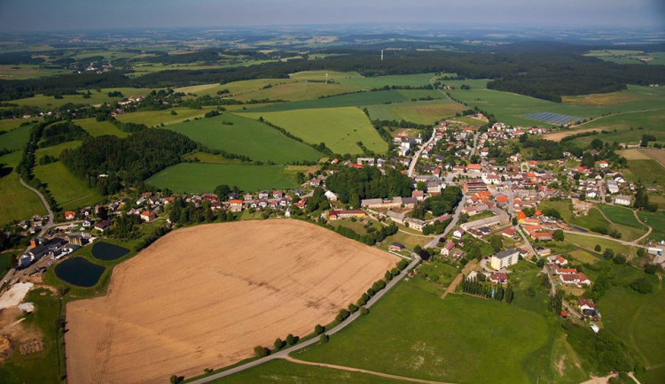 Větrný Jeníkov má 14 nemocných s koronavirem. Obec se aktuálně zavírat nebude
