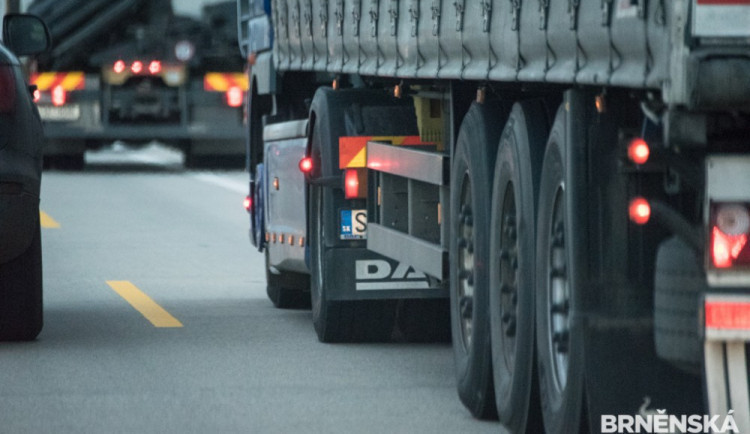 Úsek na dálnici ve směru na Prahu je kvůli nehodě dvou náklaďáků neprůjezdný