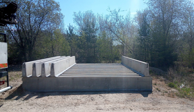 Zloděj u Pávova ukradl svodidla za více než půl milionu, sebral je pomocí techniky. Nevšimli jste si něčeho podezřelého?