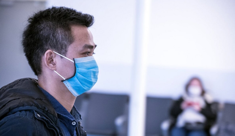 Od soboty opět platí povinnost nosit roušky na vnitřních hromadných akcích, kapacita pak nesmí přesáhnout 500 lidí