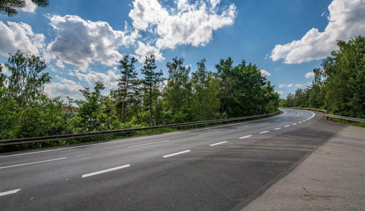 Už bez bez vyjetých kolejí. Sokolovská ulice byla opravena v týdenním předstihu