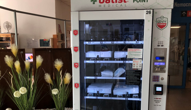 Potřebujete do jihlavské nemocnice a nemáte ústenku? Kupte si ji v rouškomatu