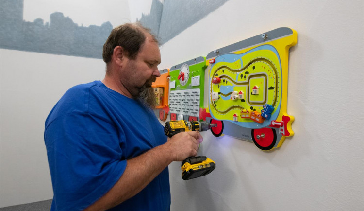 Za vyřizováním na jihlavský magistrát klidně i s dětmi. Mají tam nový koutek s motivy města