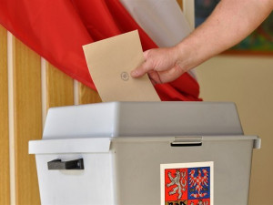 POLITICKÁ KORIDA: Jsou kvůli covidu ohroženy podzimní volby? Odpovídají krajští zastupitelé