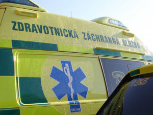 Na D1 se srazil autobus s osobákem. Sanitka odvezla dva zraněné do nemocnice