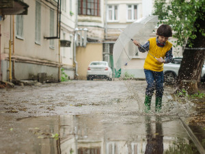 POČASÍ NA PONDĚLÍ: Přibalte deštník. Teplota nepřesáhne dvacet stupňů