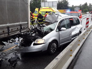 Na D1 před polednem přistál vrtulník. Důvodem byla nehoda, dva lidé se při ní zranili