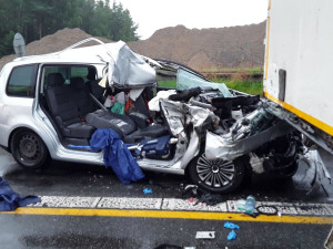 Na D1 před polednem přistál vrtulník. Důvodem byla nehoda, tři lidé se při ní zranili