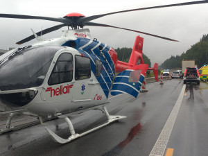 Na D1 před polednem přistál vrtulník. Důvodem byla nehoda, tři lidé se při ní zranili