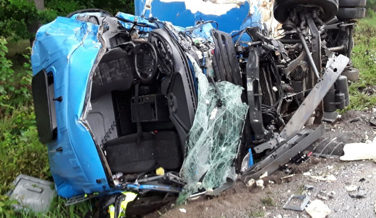 Ranní tragický střet dvou nákladních aut. Jeden z řidičů podlehl zranění