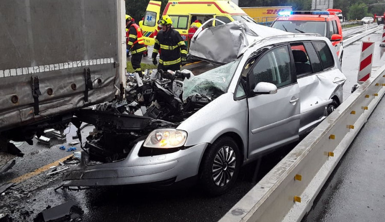 Na D1 před polednem přistál vrtulník. Důvodem byla nehoda, tři lidé se při ní zranili