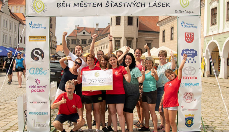 Běh městem šťastných lásek předčil očekávání. Lidé pomohli nejen k zakoupení auta