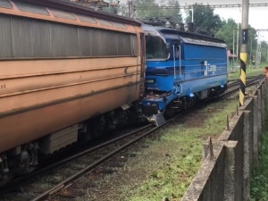 Na jihlavském nádraží narazil vlak do lokomotivy, oba stroje vykolejily. Provoz na Luka je zastavený