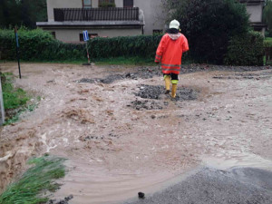 Hasiči kvůli bouřce a dešti evakuovali dětský tábor. Šlo o 46 dětí a 6 dospělých