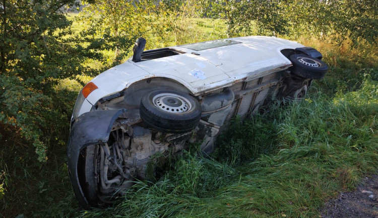Podnapilý mladý muž nezvládl řízení a u Dobronína s vozidlem skončil na pravém boku