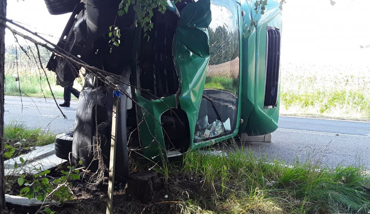 Nákladní auto u Třeštice narazilo do stromu. Jednoho člověka si převzali lékaři