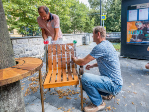 Lidé v Jihlavě mohou posedět na lavičce Václava Havla. Město ji dostalo darem