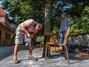 Lidé v Jihlavě mohou posedět na lavičce Václava Havla. Město ji dostalo darem