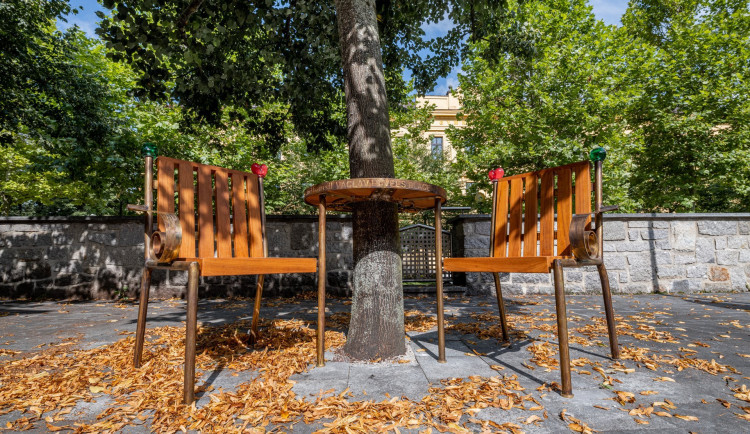 Lidé v Jihlavě mohou posedět na lavičce Václava Havla. Město ji dostalo darem