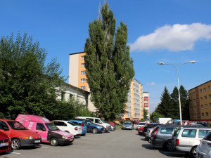 Parkoviště nedaleko ústředního hřbitova