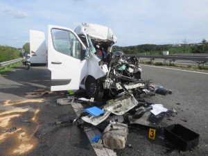 Smrt na dálnici. Řidič dodávky nepřežil střet s nákladním autem