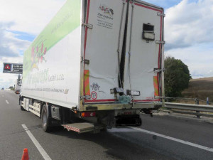 Smrt na dálnici. Řidič dodávky nepřežil střet s nákladním autem