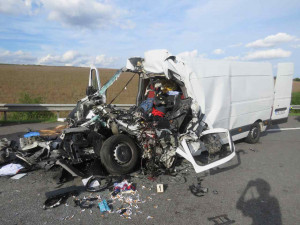 Smrt na dálnici. Pětadvacetiletý řidič dodávky nepřežil střet s nákladním autem