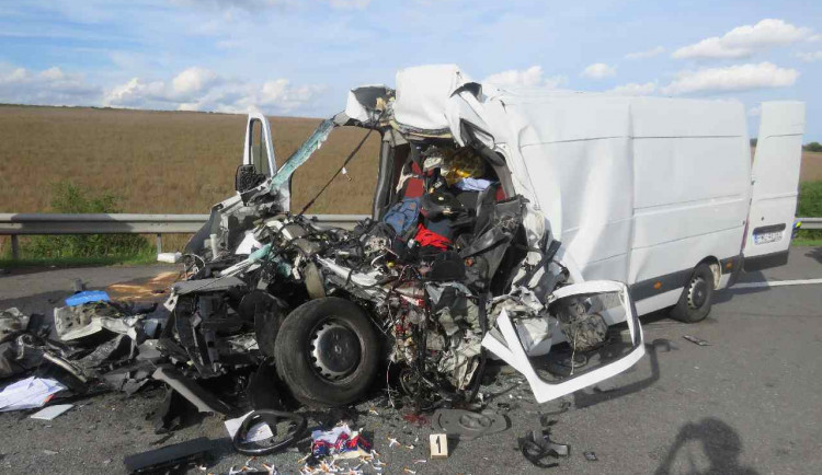 Smrt na dálnici. Řidič dodávky nepřežil střet s nákladním autem